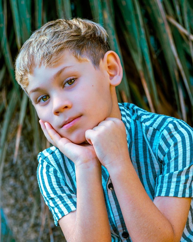 Retrato infantil de niño exterior con estilo natural y luz suave