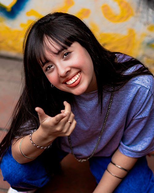 Sesión de fotos urbana femenina con estilo casual y retrato natural