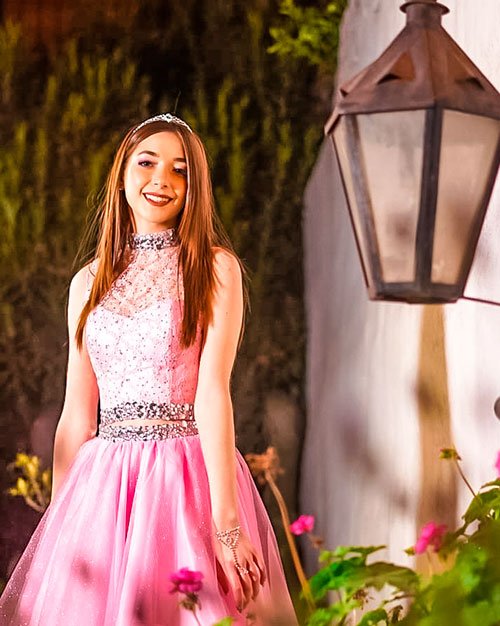 Sesión fotográfica de quince años en exteriores con vestido rosa